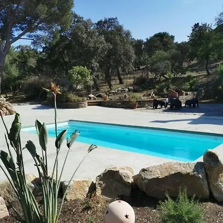 Dependance Dans Mas Traditionnel Avec Piscine