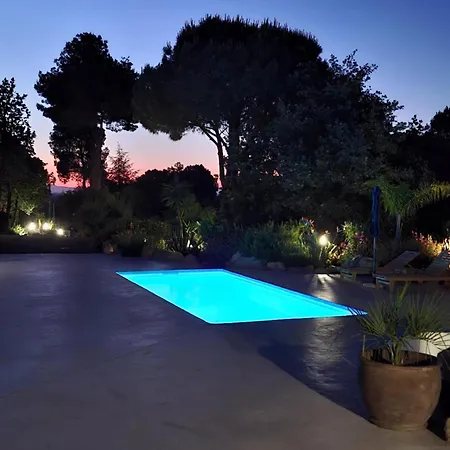 Dependance Dans Mas Traditionnel Avec Piscine