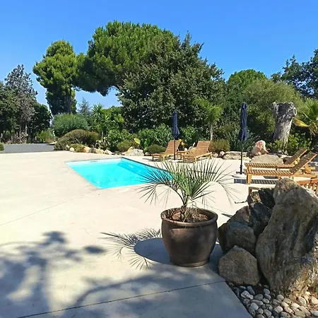 Dependance Dans Mas Traditionnel Avec Piscine